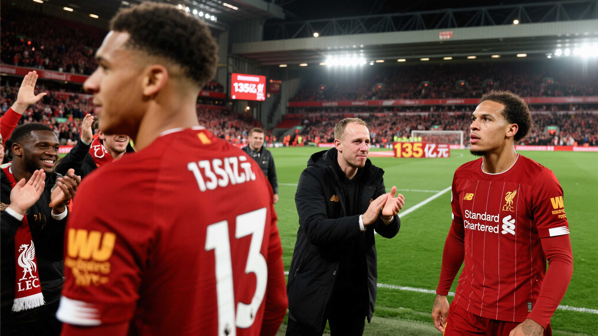 一面是欢喜迎接，一面则是无奈告别。这种复杂情绪弥漫